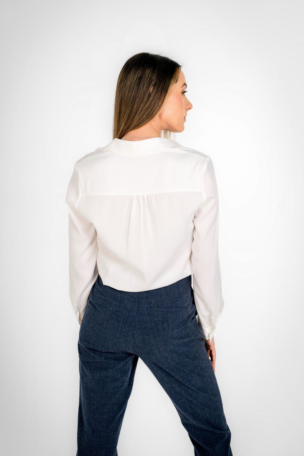 Woman wearing a navy blue straight pant 